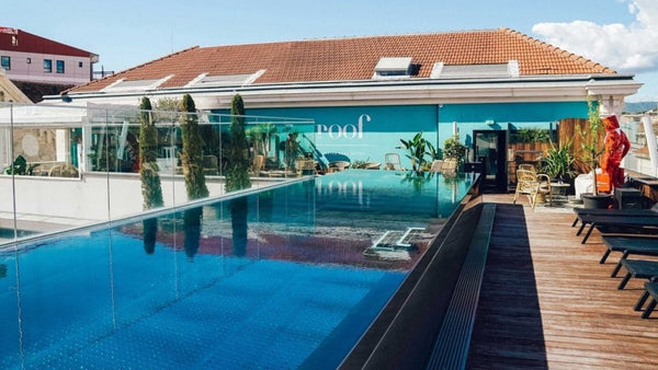 Piscine miroir en inox sur le rooftop du Five Seas Hotel Cannes, réalisée par Steel and Style
