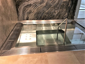 Spa inox à débordement miroir sur mesure dans une résidence privée de Mougins, vue d’ensemble