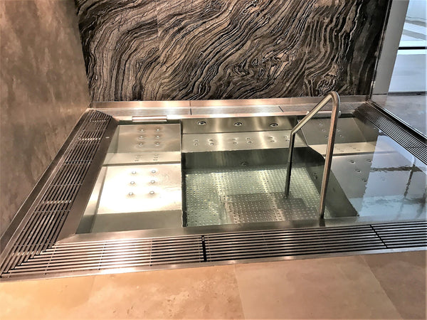 Spa inox à débordement miroir sur mesure dans une résidence privée de Mougins, vue d’ensemble