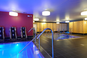 Piscine intérieure en inox d'un centre de remise en forme à Thyez, avec plages et mains courantes