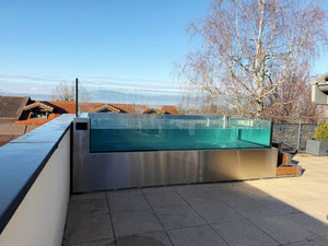 Mini-piscine en inox à paroi vitrée sur une terrasse en hauteur, une alternative compacte au spa de nage