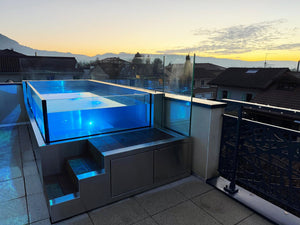 Mini-piscine en rooftop TiPunch en inox et verre sur un toit-terrasse près d’Annecy
