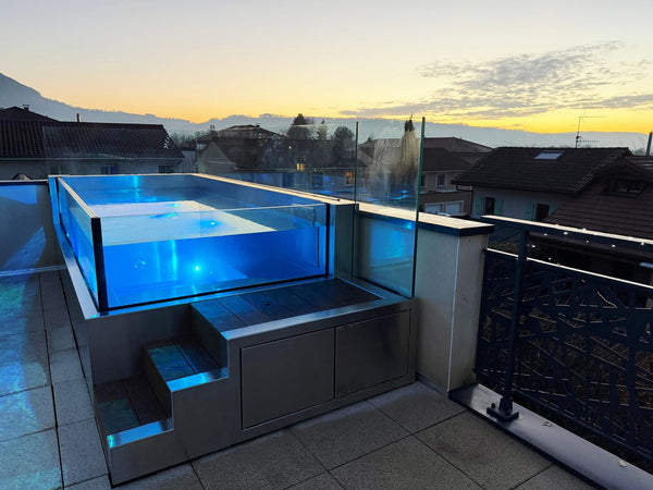 Mini-piscine en rooftop TiPunch en inox et verre sur un toit-terrasse près d’Annecy