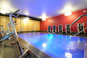 Bassin inox d’aquabike éclairé en bleu dans un centre de remise en forme à Thyez