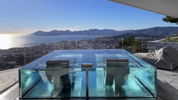 Spa en verre et inox ICEKUB installé dans la villa Skyblade, en surplomb de la baie de Cannes