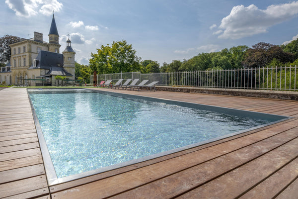 Piscine inox rectangulaire et deck en bois face au château, à Rouziers-de-Touraine