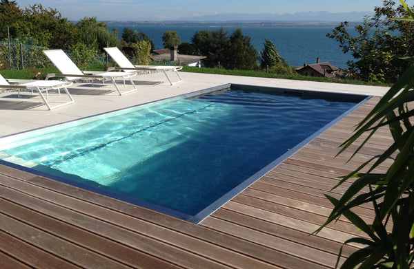 Piscine inox face au lac de Neuchâtel à Colombier, entre dalles claires et deck en bois