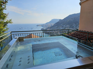Spa inox 8 places avec angle en verre à Roquebrune-Cap-Martin, vue sur la Méditerranée