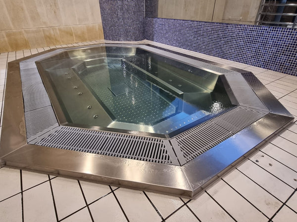 Spa inox octogonal en eau, grille de débordement périphérique