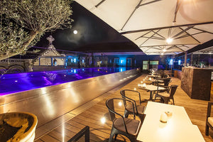 Spa en inox éclairé de nuit sur le toit-terrasse d'un hôtel, réalisation Steel and Style
