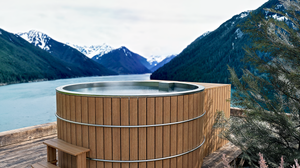 Bain nordique en inox STEEL AND STYLE ESKÅL avec bois et accessoires, prêt à accueillir dans un spa en inox élégant.