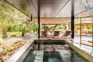 Spa en inox Steel and Style SpaKub 4 places avec jets et couverture, vue de face dans un environnement intérieur moderne.