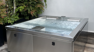 Spa en inox STEEL AND STYLE SPKUT pour 2 personnes, vue de l'extérieur avec jets et finition en acier inoxydable.