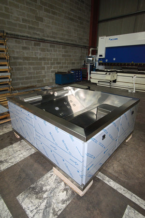 Spa en inox Steel and Style Spakut pour 2 places, bassin de relaxation avec jets d'eau, design moderne et élégant.