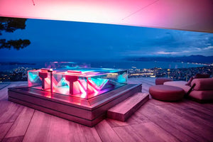 Spa en verre ICEKUB de STEEL AND STYLE, design moderne et élégant pour une expérience immersive de détente.
