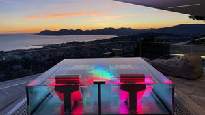 Spa en verre ICEKUB de STEEL AND STYLE avec vue immersive, intérieur moderne et design élégant visible dans l'image.