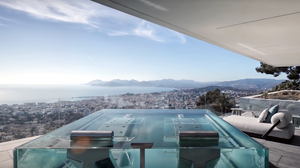 Spa en verre ICEKUB de STEEL AND STYLE, cabine d'expérience immersive avec vue sur l'eau et design moderne.