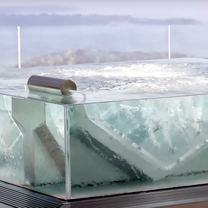Spa en inox et verre ICEKUB 2 places de STEEL AND STYLE, vue intérieure montrant les sièges et détails en verre.