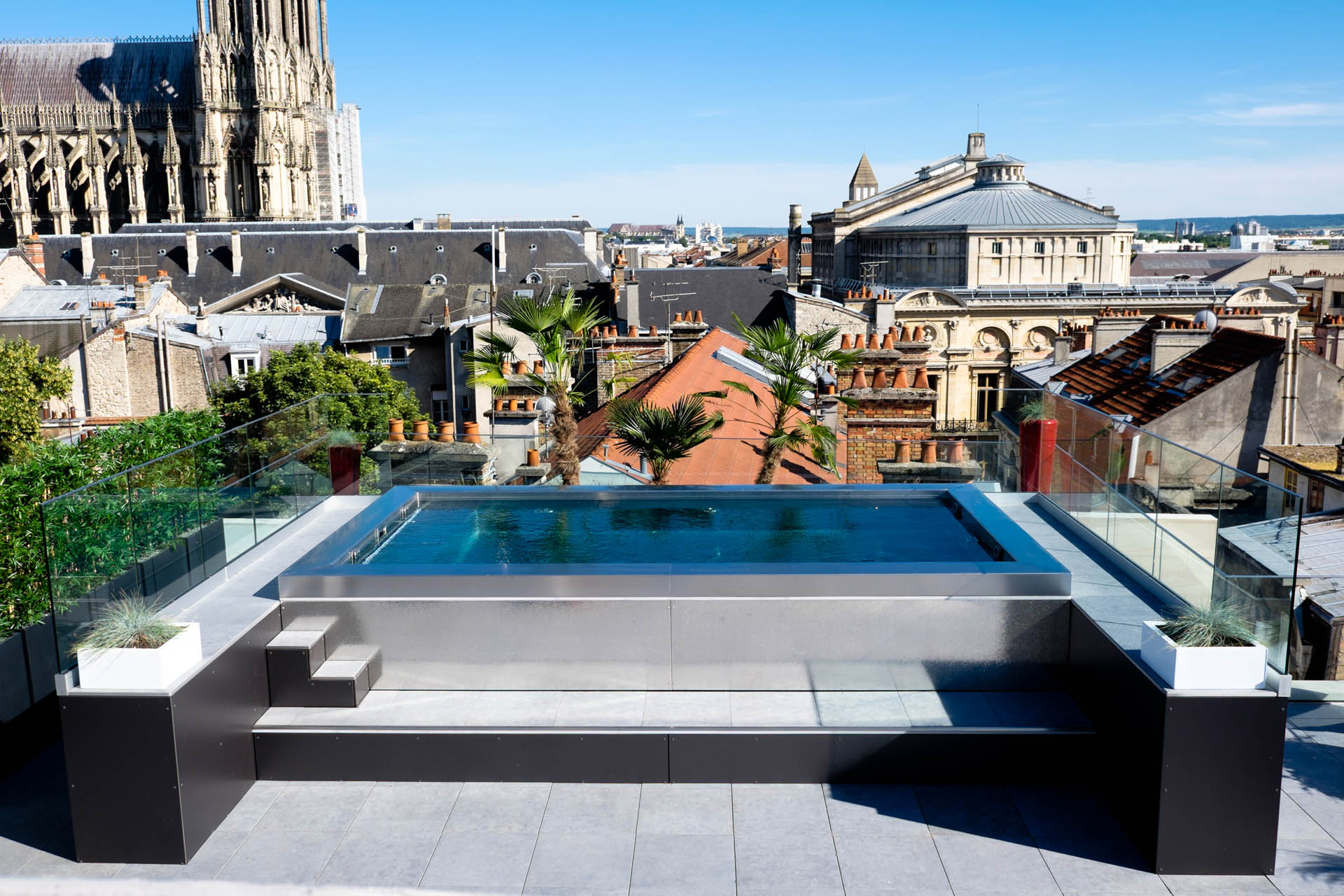 Piscine rooftop steel-and-style